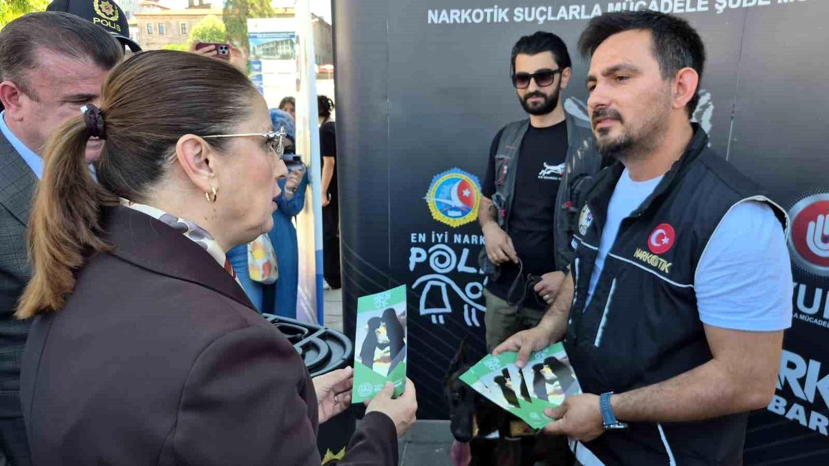 Vali çocuklarla çizgi film izledi, dijital bağımlılığa karşı uyardı