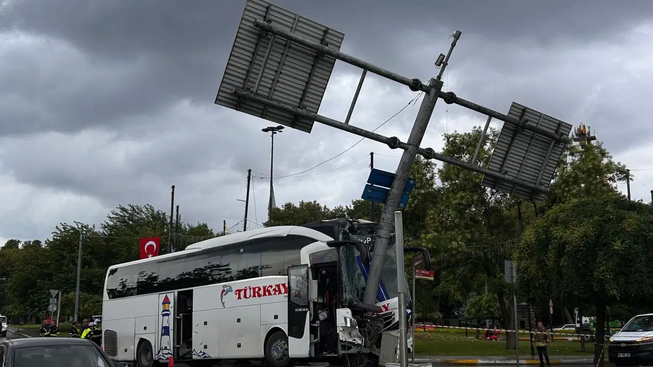 İstanbul'da yolcu otobüsü kaza yaptı: 2'si ağır 30 yaralı!