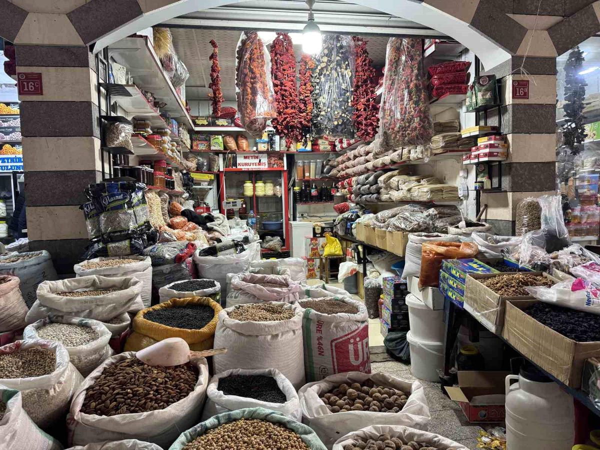 Çermik kuruyemiş pazarına yoğun ilgi