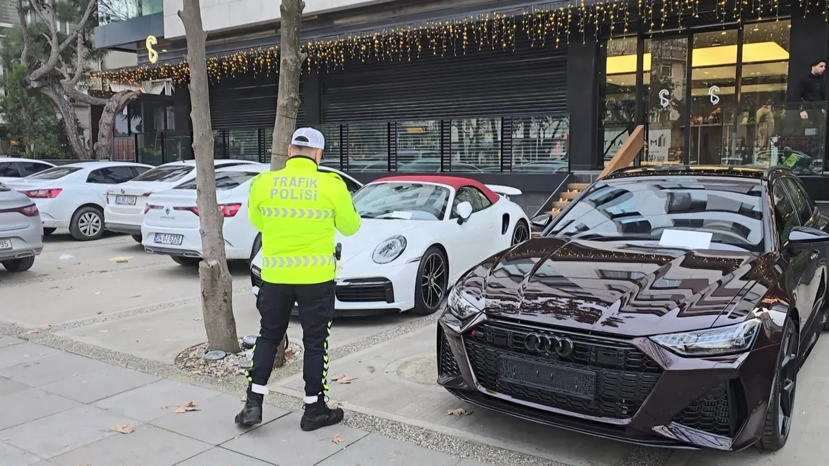 Bu da Kadıköy tosuncuğu! Baba-oğul lüks oto meraklılarını dolandırıp kaçtı | 141 milyon kayıp