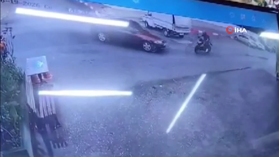 Otomobille çarpışan motosikletli havada taklalar attı | ANTALYA HABERLERİ