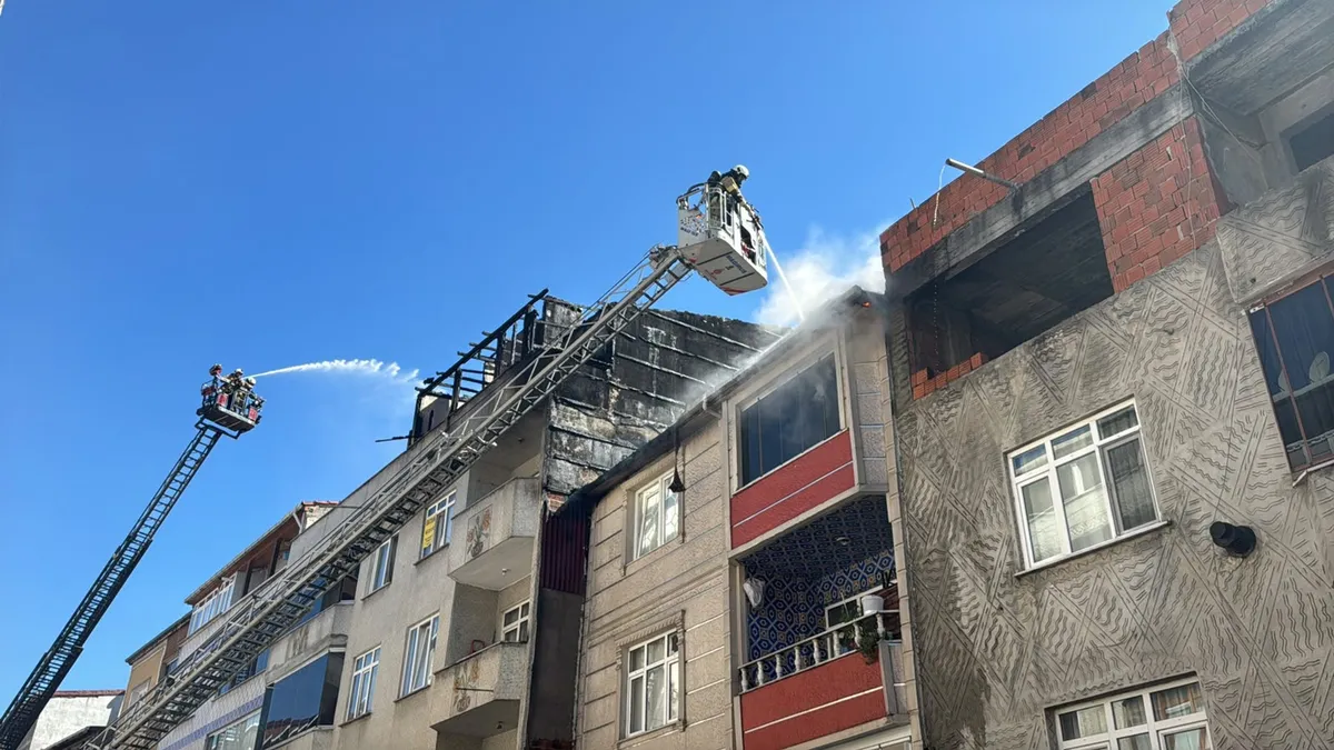 Sultangazi'de yangın! Alevler apartmana sıçradı