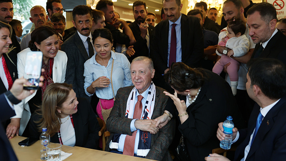 Başkan Erdoğan, bir kafede vatandaşlarla sohbet etti