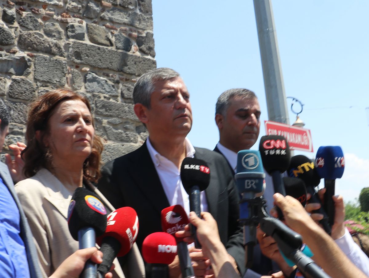 Özgür Özel: Kayyımdan sonra binaları geride bıraktık, yürüyoruz