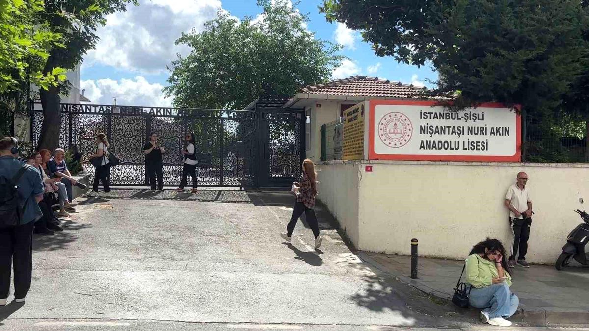 İstanbul'da YKS heyecanı: Adaylar sınava koşarak girdi