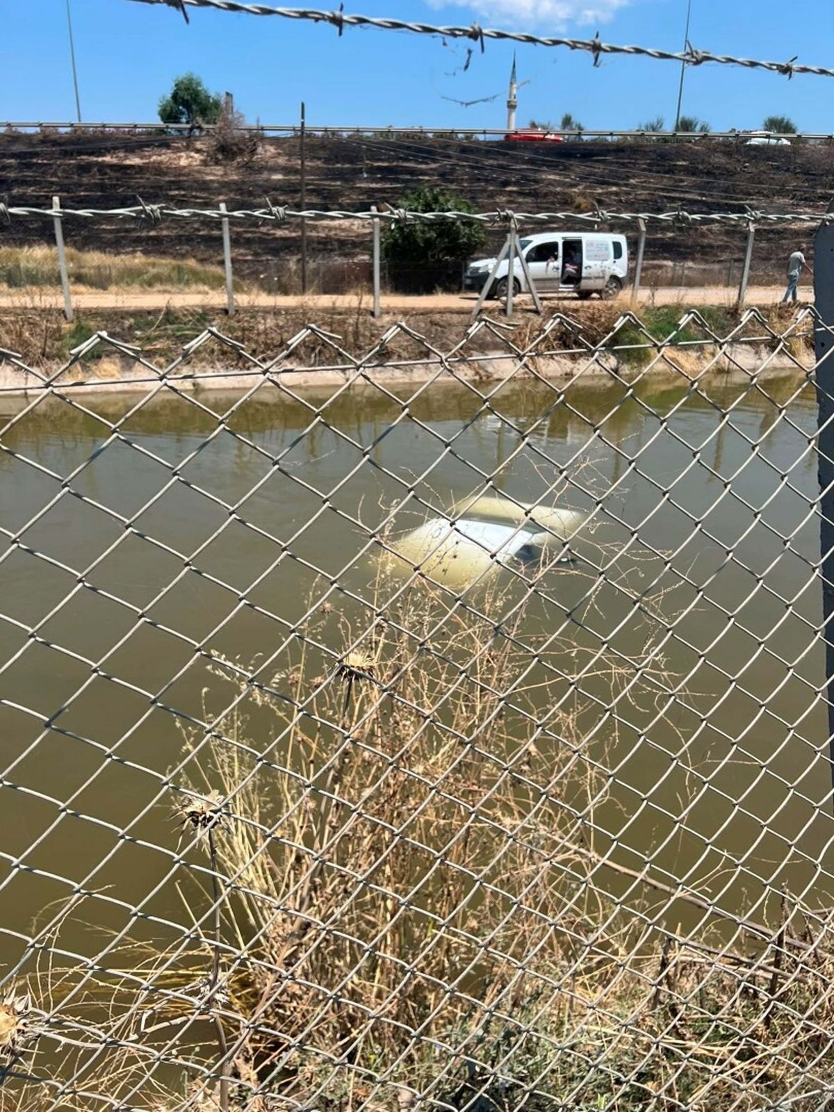 Aydın'da sulama kanalına uçan otomobilin sürücüsü ve çocukları kurtarıldı