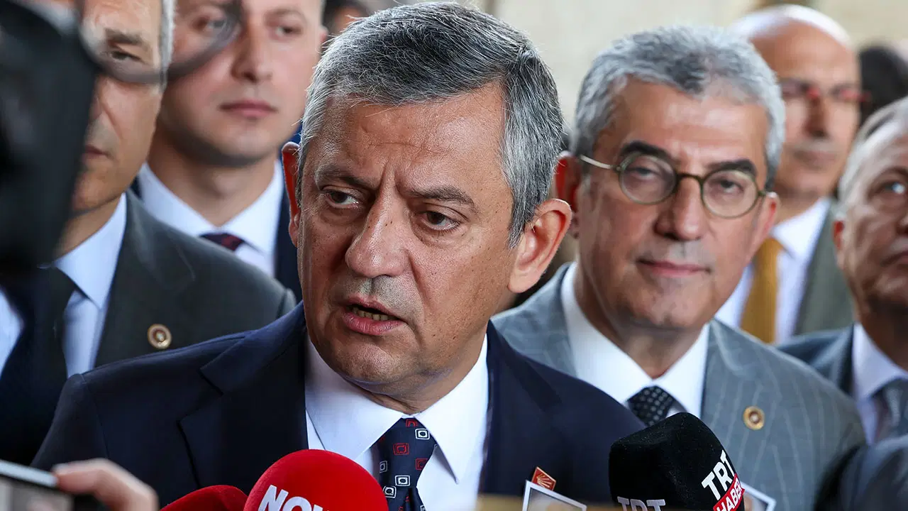 Özgür Özel'den demokrasi nöbeti çağrısı: 'Darbeye teslim olmayız, olmayacağız'