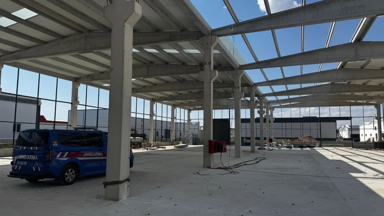 Çalıştığı fabrikanın çatısından düşen işçi hayatını kaybetti