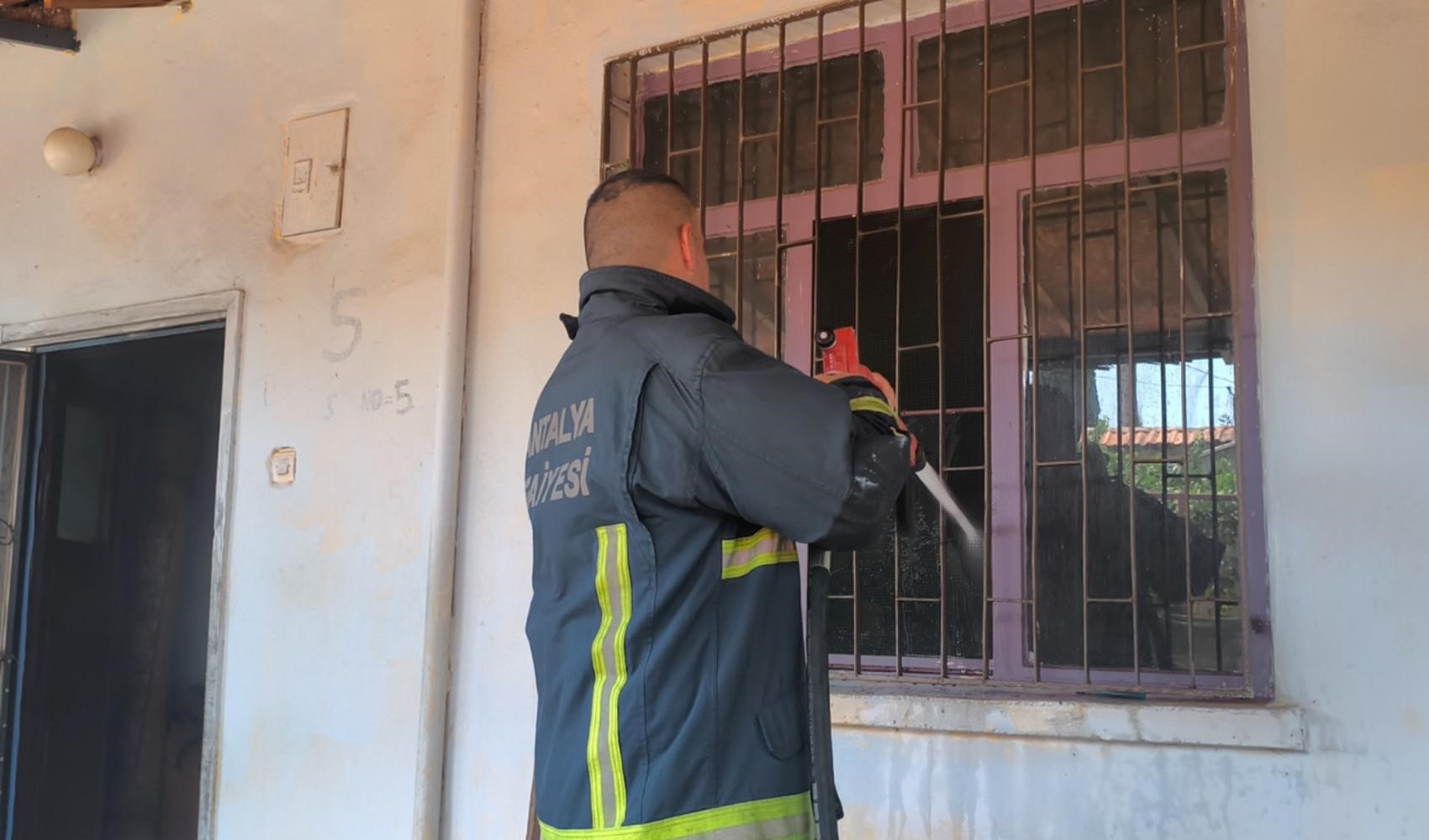 Antalya’da uzaklaştırma kararını öğrenen kişi evi ateşe verdi