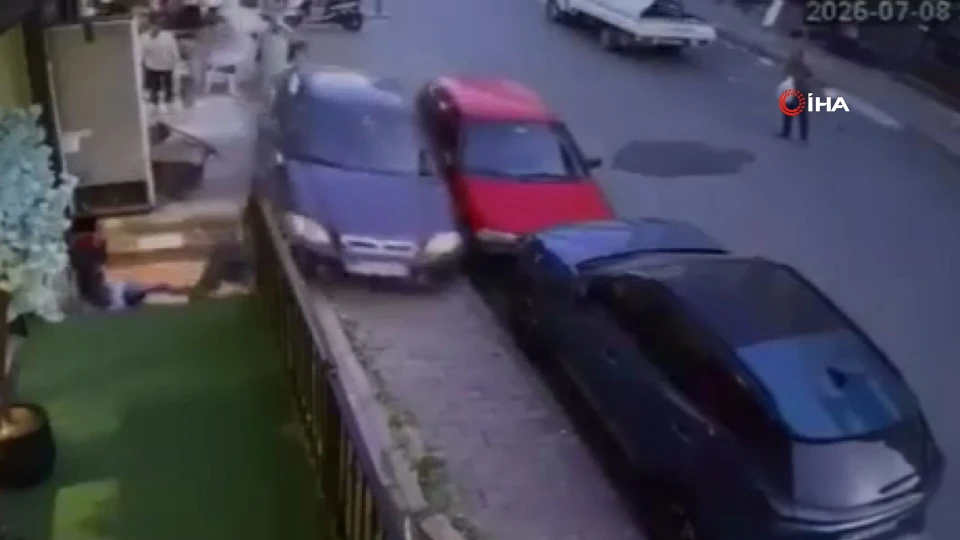 İstanbul Arnavutköy'de faciadan dönüldü: Kontrolden çıkan araç böyle sıkıştı