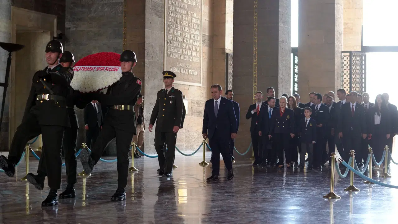 Dursun Özbek'ten Anıtkabir'e ziyaret