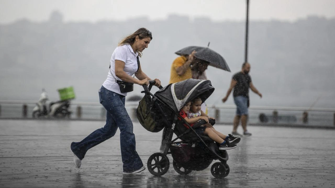 Hava saat saat dönecek! İstanbul dahil 4 ile sarı kodla sağanak 1 ile de fırtınaya uyarısı yapıldı