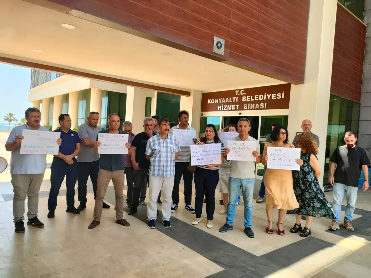 CHP'li belediyede ikramiye ve sosyal hak krizi: Memurlar protesto düzenledi