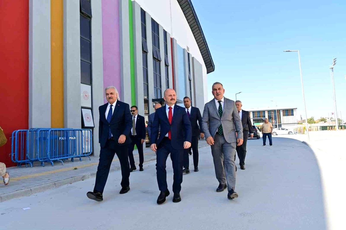 Vali Varol, Söke Gençlik ve Spor Kompleksi'nde incelemelerde bulundu
