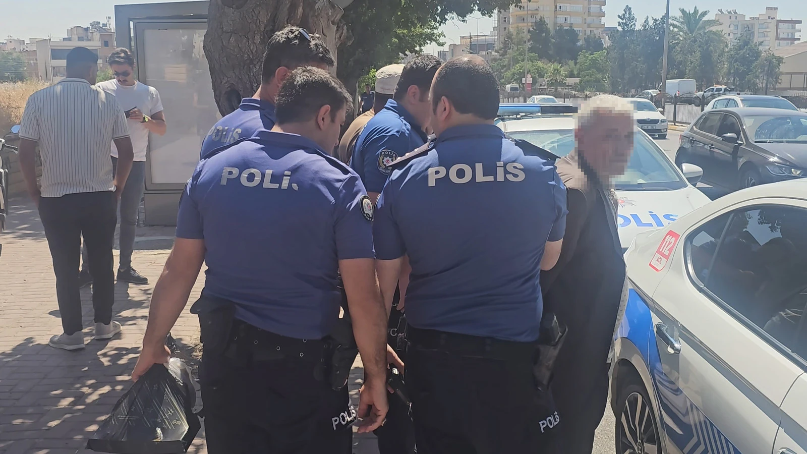Durakta bekleyen eşini tabancayla vurdu, polise teslim oldu