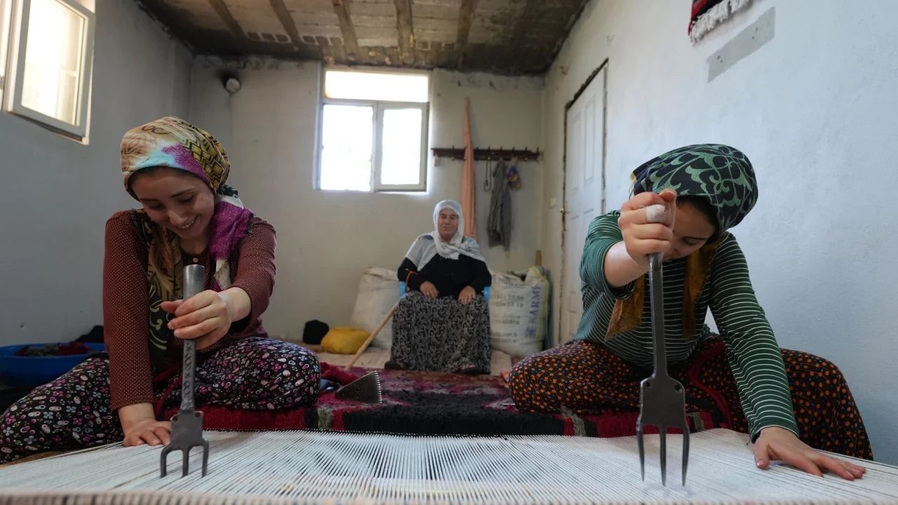 Adıyaman’ın Çamdere köyü dünyayı dokuyor