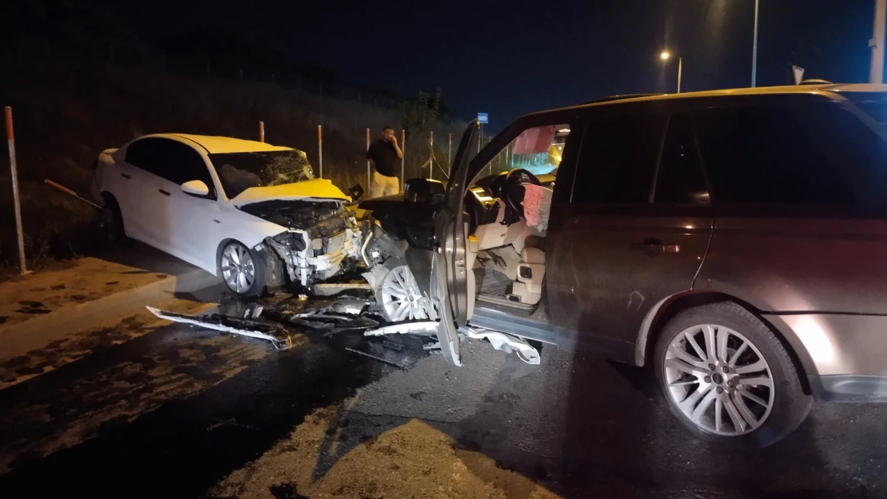 Ters yönden geldi, yol savaş alanına döndü: 5 yaralı