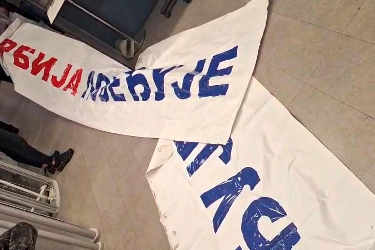 Karadağ, AB Zirvesi öncesi charter uçuşla ülkeye gelen 87 Sırbistan vatandaşını Sırbistan'a geri gönderdi