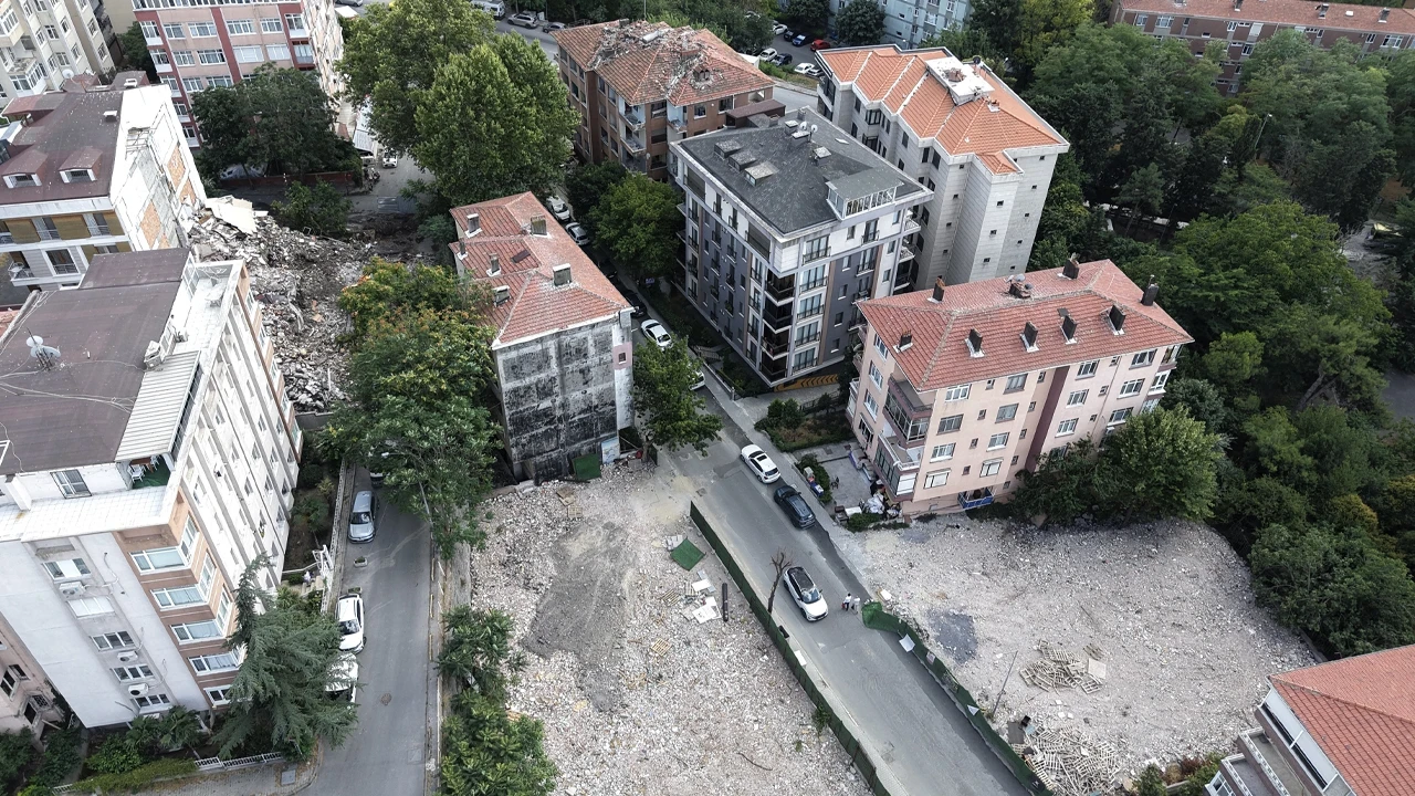 İstanbul'da Depreme Karşı Yüzyılın Dönüşümü: 300 Metrelik Sokakta 13 Bina Aynı Anda Yıkılıyor