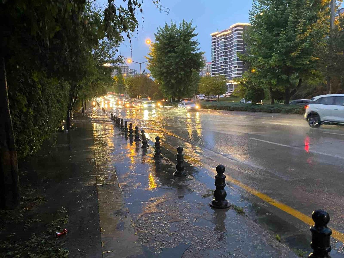 Ankara'da sağanak yağış etkili oldu