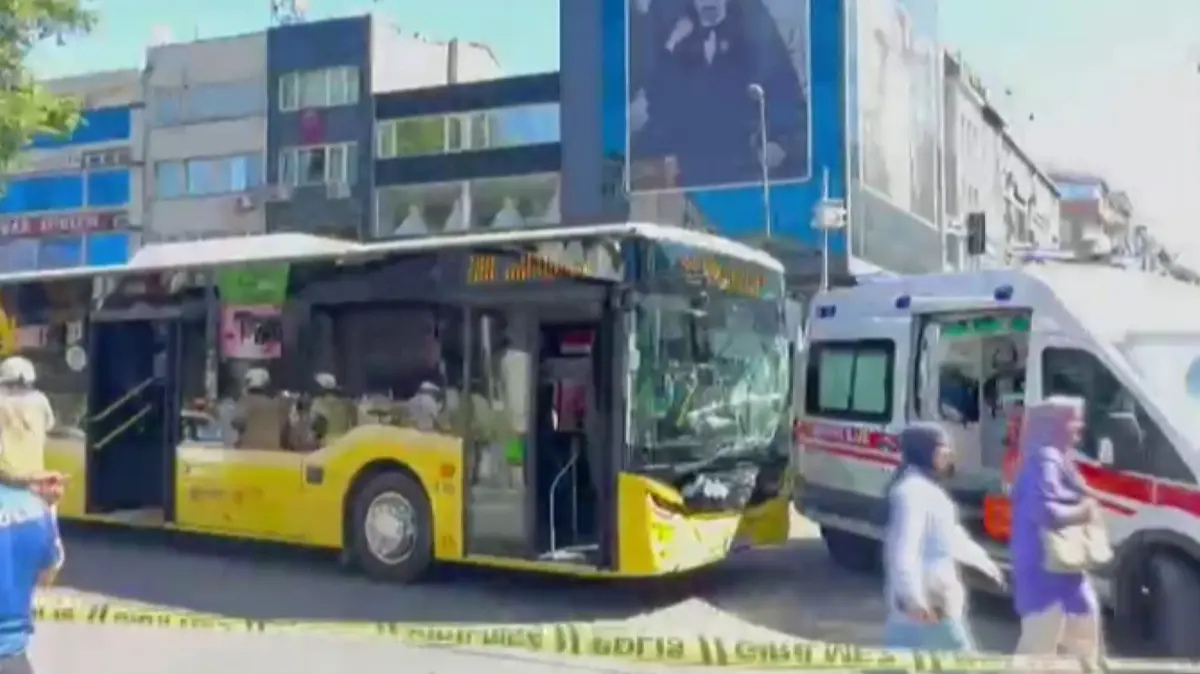 Fatih'te İETT otobüsü ambulansa çarptı: 5 yaralı