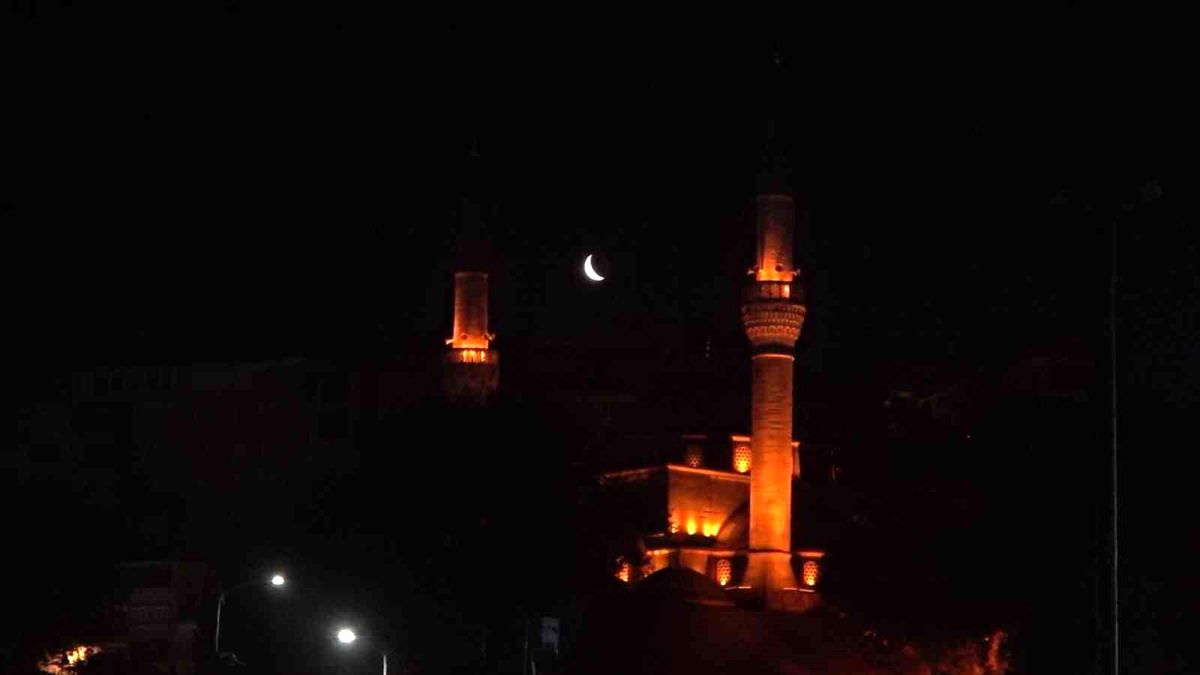 Üsküdar'da iki minare arasında beliren hilal, kartpostallık görüntüler oluşturdu