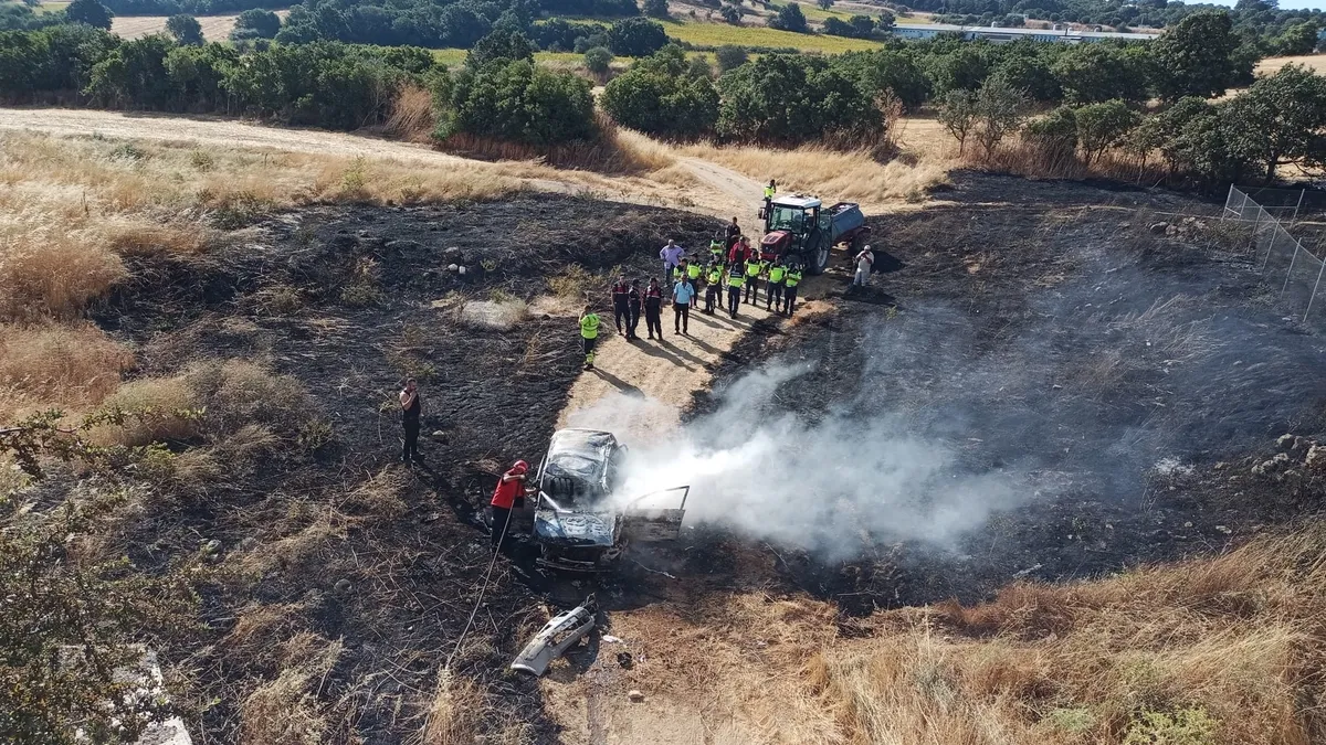 Balıkesir'de yürekler ağza geldi: Araziye uçan otomobil alev aldı!