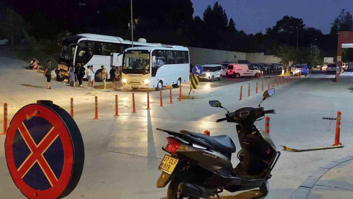 Manavgat'ta rafting yapmaya giden 52 yerli turist gıda zehirlenmesi şüphesiyle hastaneye başvurdu