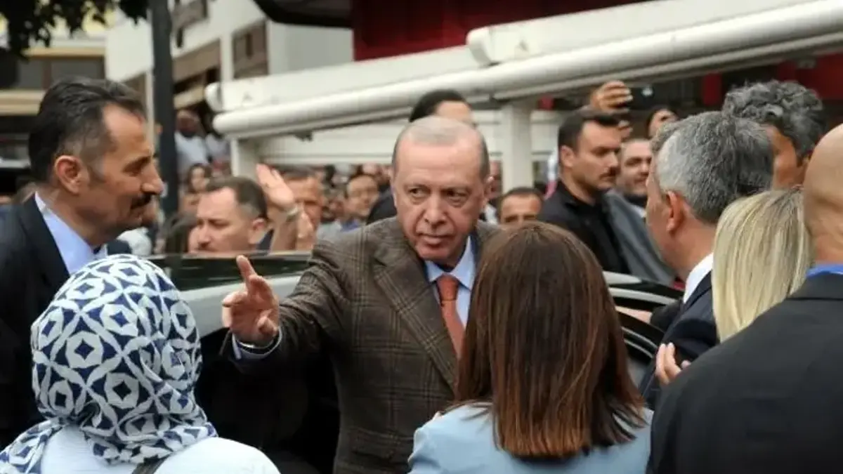 Cumhurbaşkanı Erdoğan, bir kafede vatandaşlarla sohbet etti