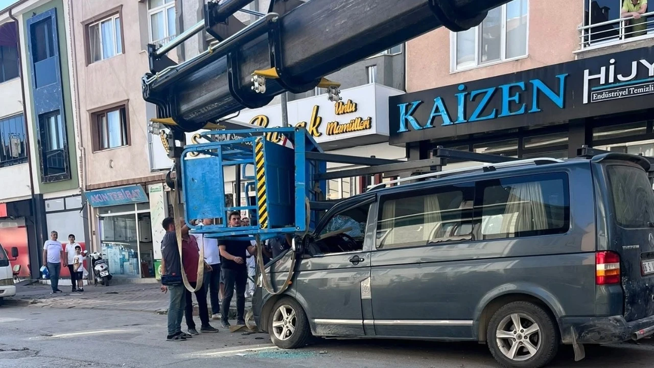 Yük asansörü minibüsün üzerine devrildi