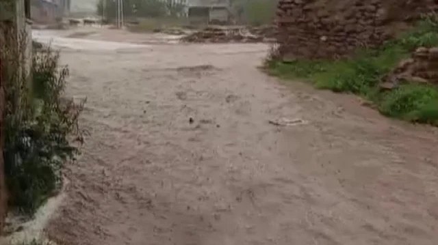 Sivas'ta sağanak ve dolu hayatı felç etti