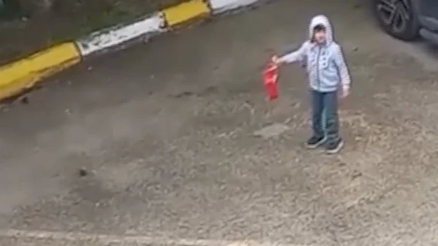Balkondan gördü kayıtsız kalmadı: Minik Miraç'ın bayrak sevgisi izleyenleri duygulandırdı