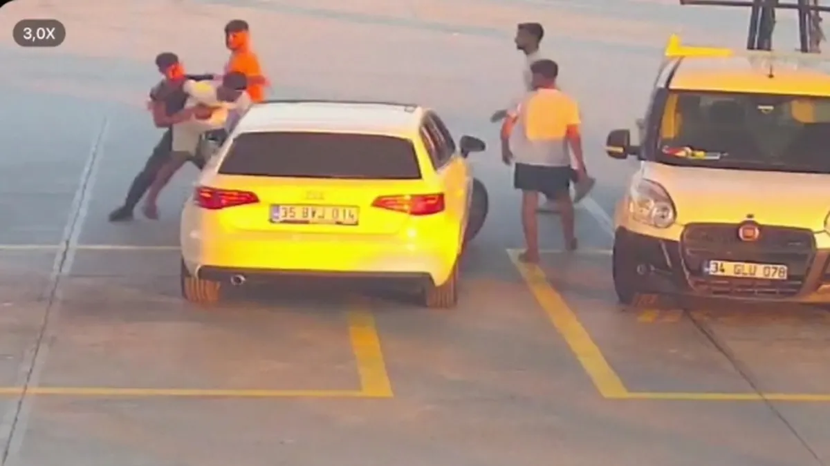 Kuşadası'nda yol verme kavgası akaryakıt istasyonunda kamerada