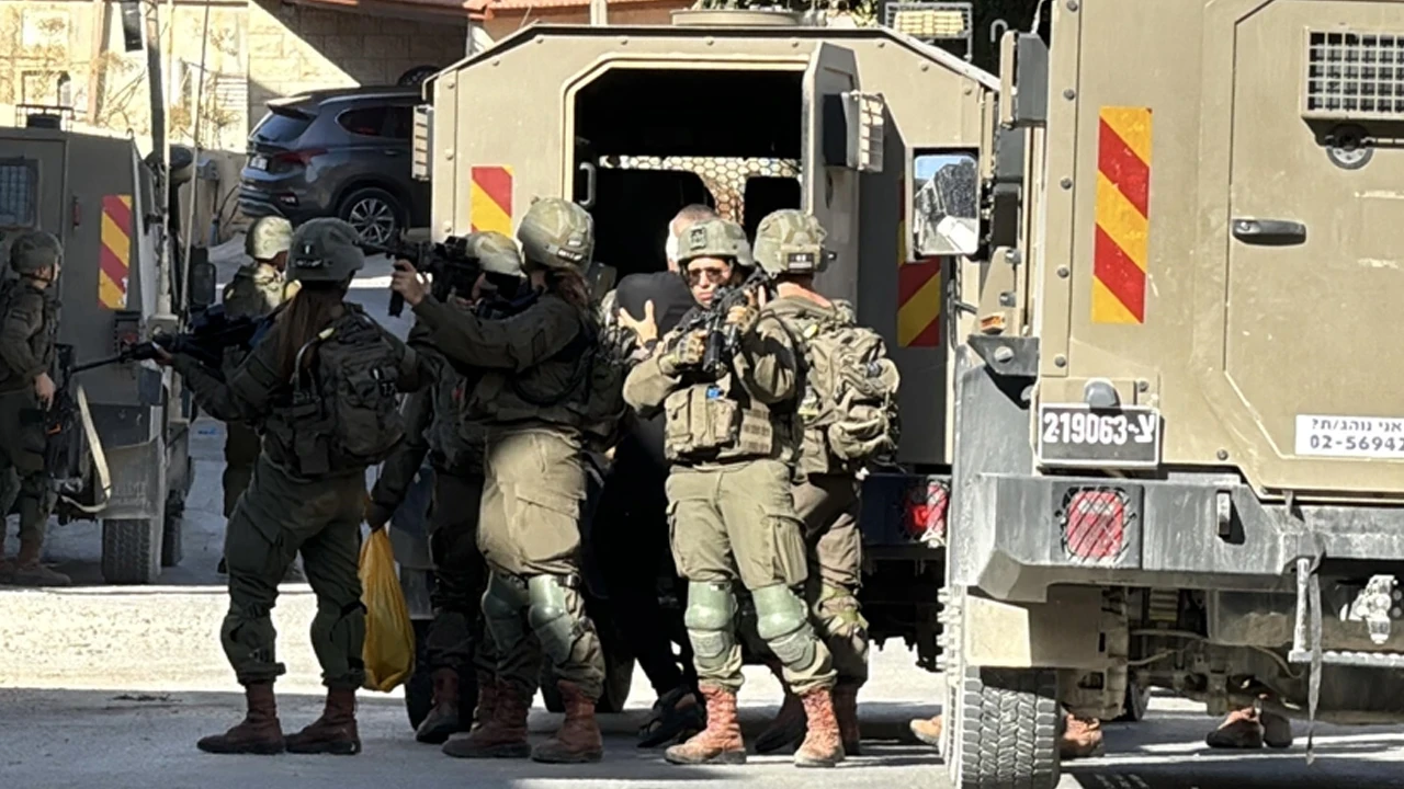 Batı Şeria'da İsrail baskınları: 3 Filistinliye gözaltı, 5 su tankerine el koyma