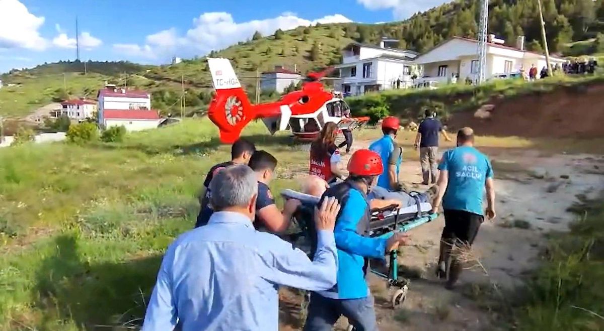Refahiye'de göğüs ağrısı geçiren hasta hava ambulansıyla hastaneye ulaştırıldı