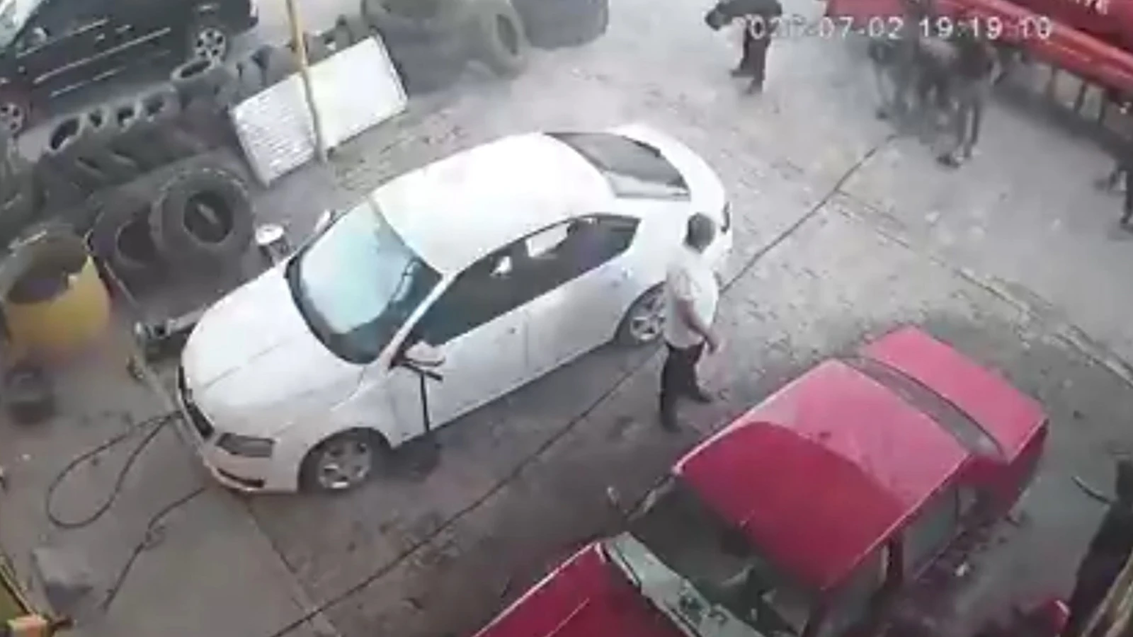 Hava basılan itfaiye aracının lastiği patladı; 1 yaralı