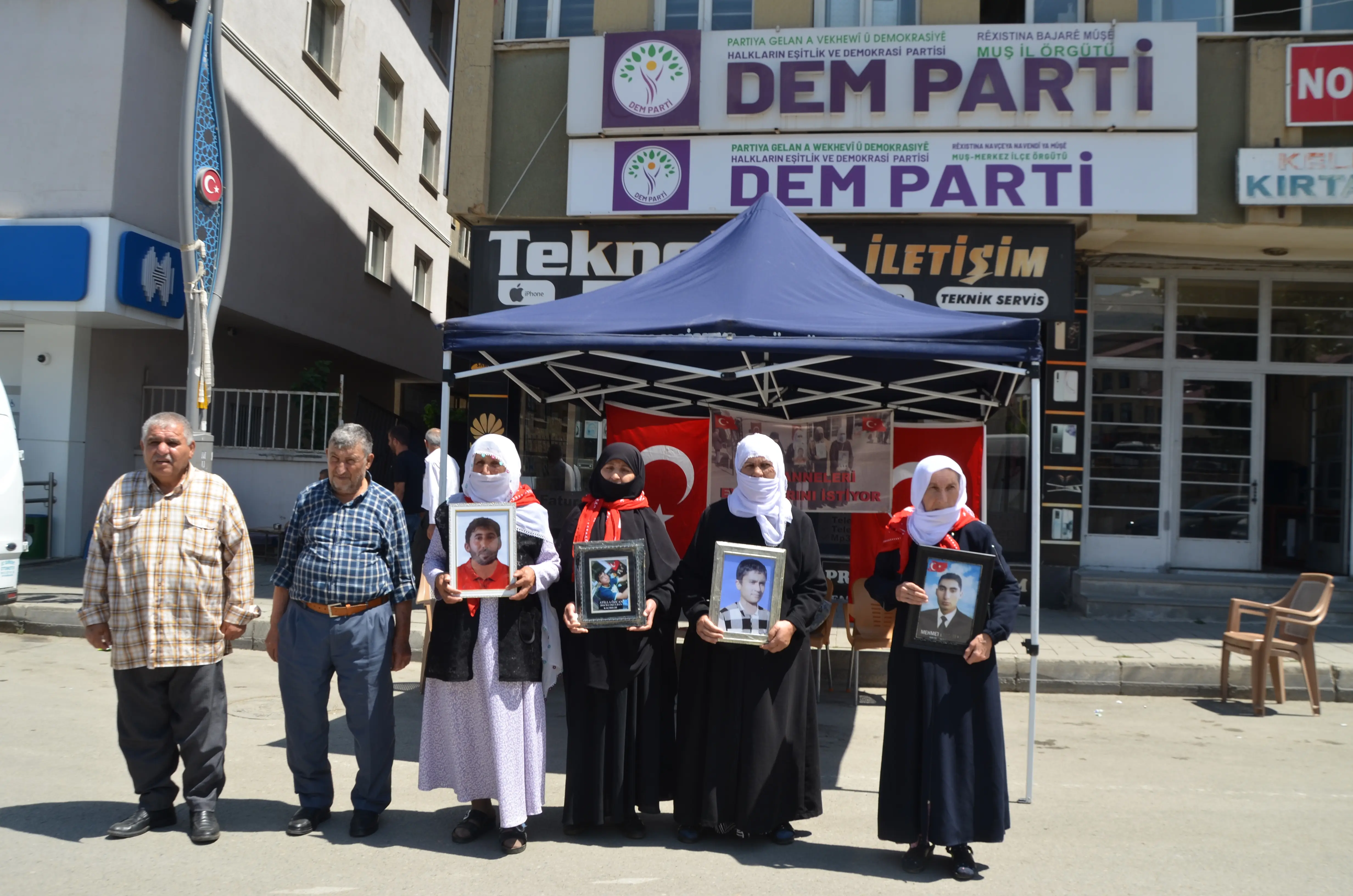 DEM Parti önünde evlat nöbeti: Artık beklemenin anlamı yok