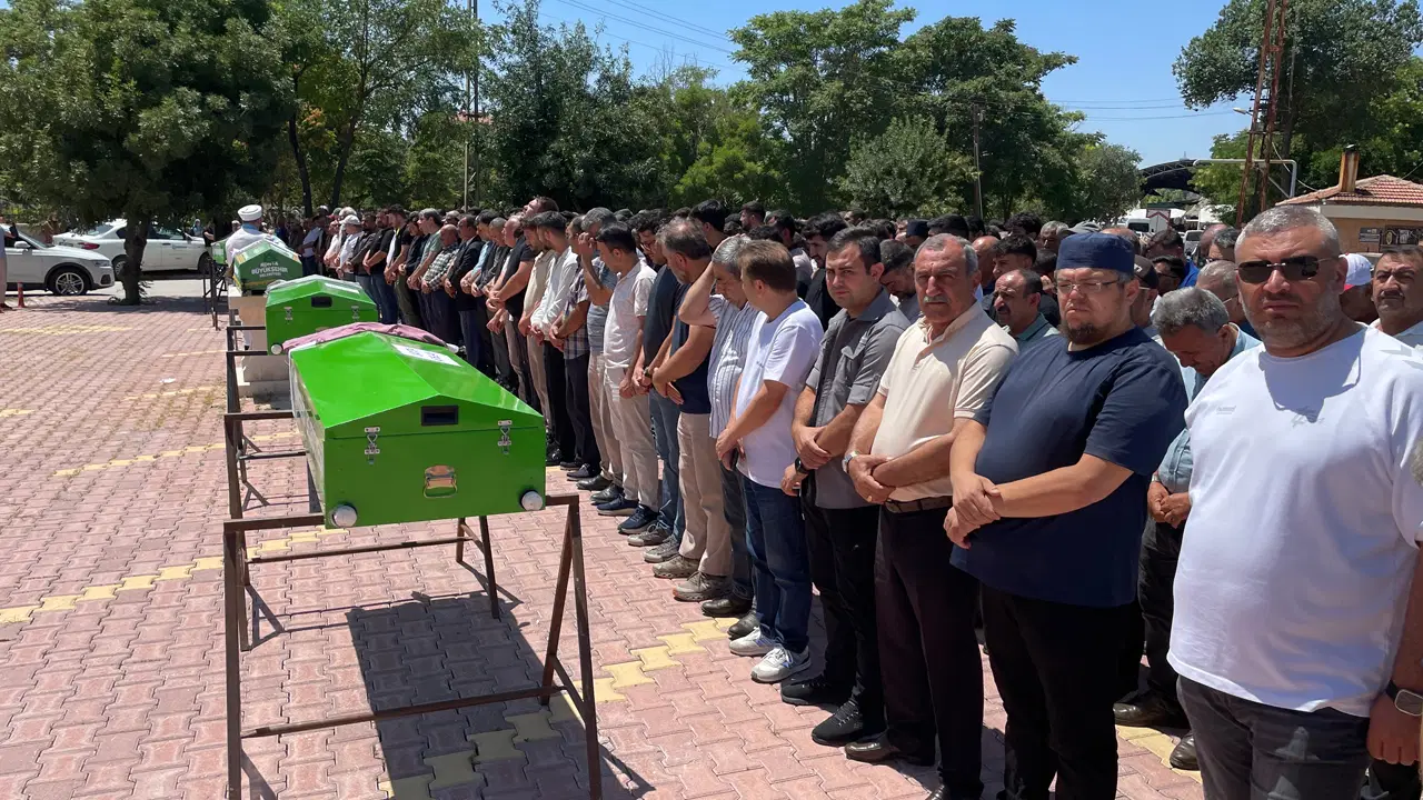 Bir aile yok oldu... Antalya'daki feci kazada hayatını kaybeden 5 kişi son yolculuğuna uğurlandı