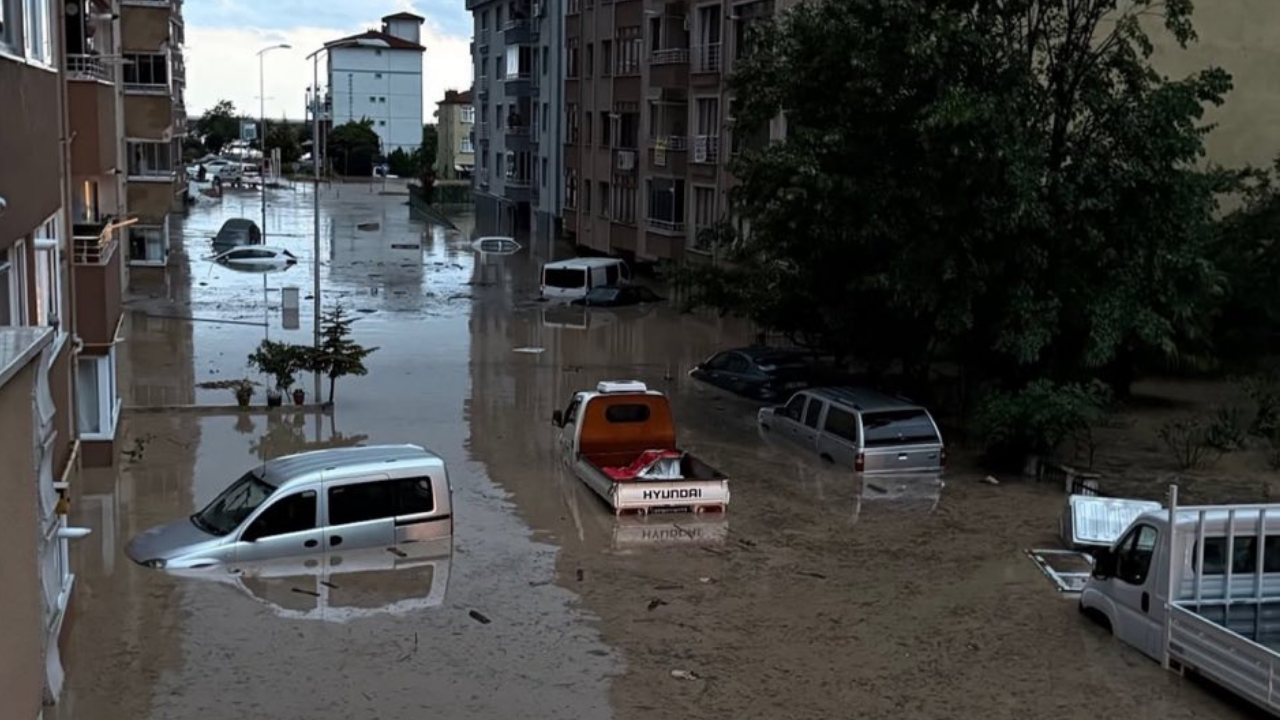 Kastamonu'da sel: Zemin katlarda yaşayanlar tahliye edildi