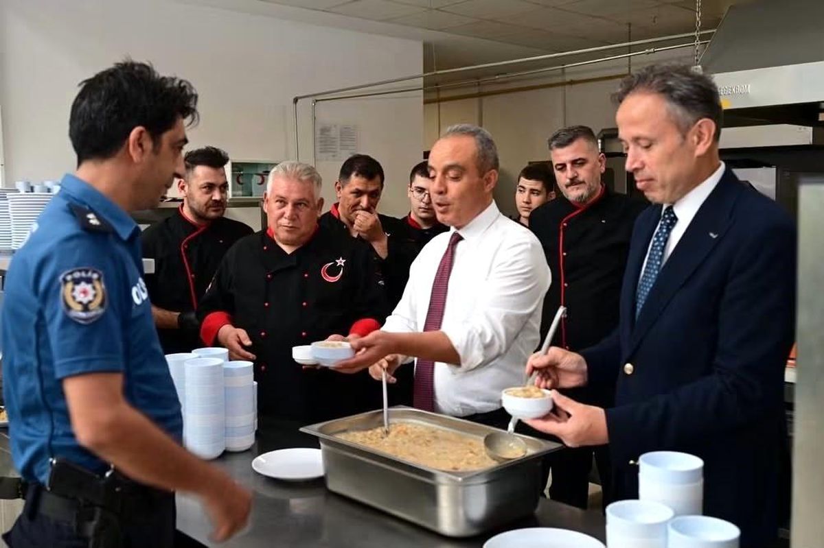 Erol personele aşure dağıttı