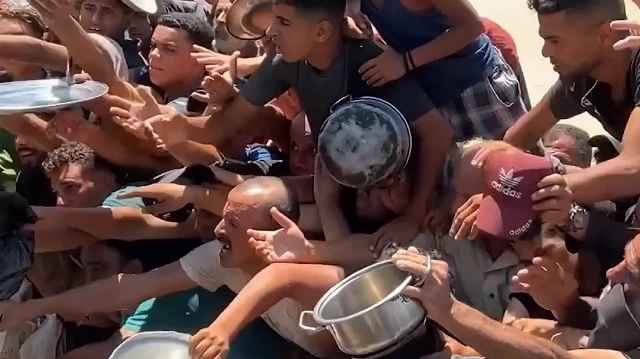 Gazze'de açlık devam ediyor: Kadınlar ve çocuklar sıcak yemek dağıtımı için sıraya girdi