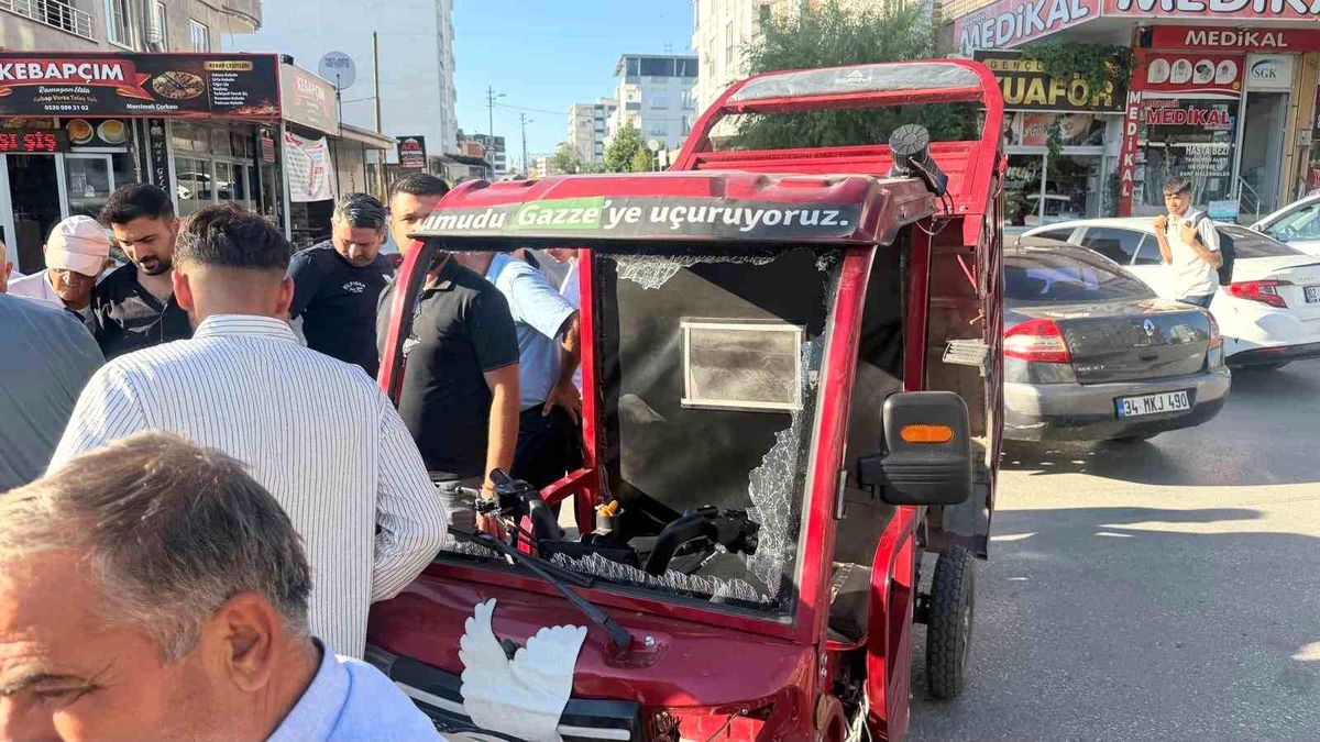Hafif ticari araç ile elektrikli motosiklet çarpıştı: 1 yaralı