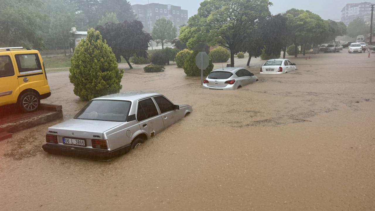 Kırşehir'de sağanak sele dönüştü