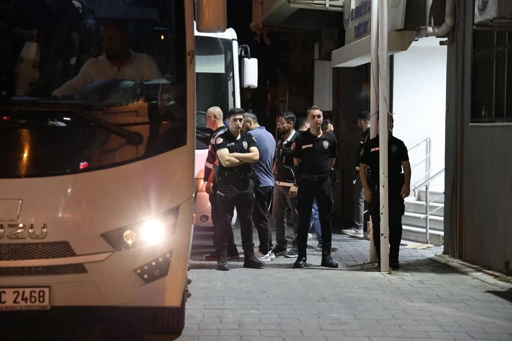 Seferihisar Belediye Başkanı Yetişkin'in de aralarında bulunduğu 20 şüpheli adliyeye sevk edildi