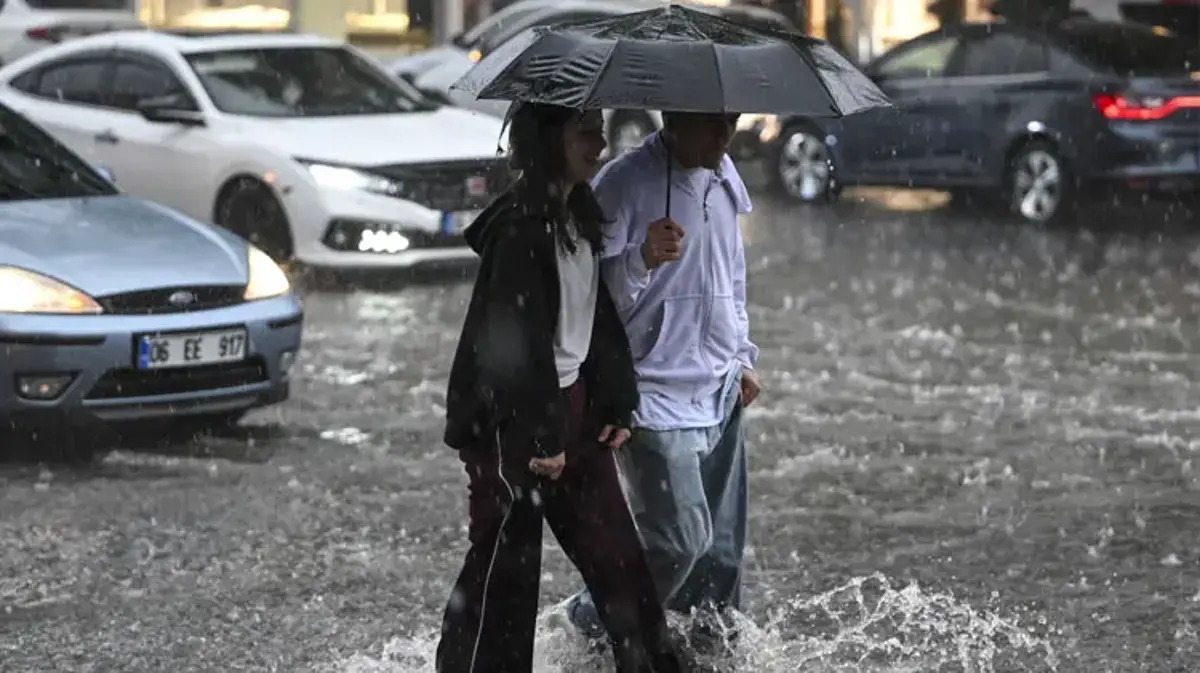 Meteoroloji ve AKOM'dan İstanbul için sağanak yağış ve dolu uyarısı peş peşe geldi