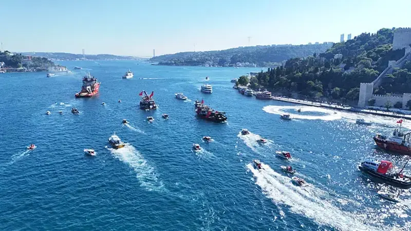 15 Temmuz şehitleri anısına 253 tekne Boğaz'dan geçti