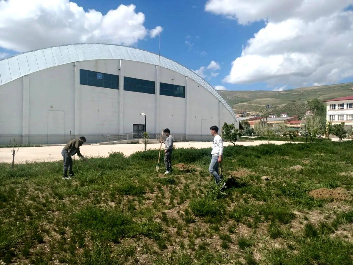 Bayburt'ta öğrenciler 'Yeşil Vatan' için fidan dikti