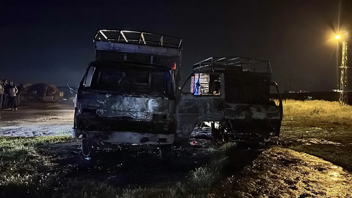 Kayseri'de park halindeki iki kamyonda yangın! Araçlar küle döndü