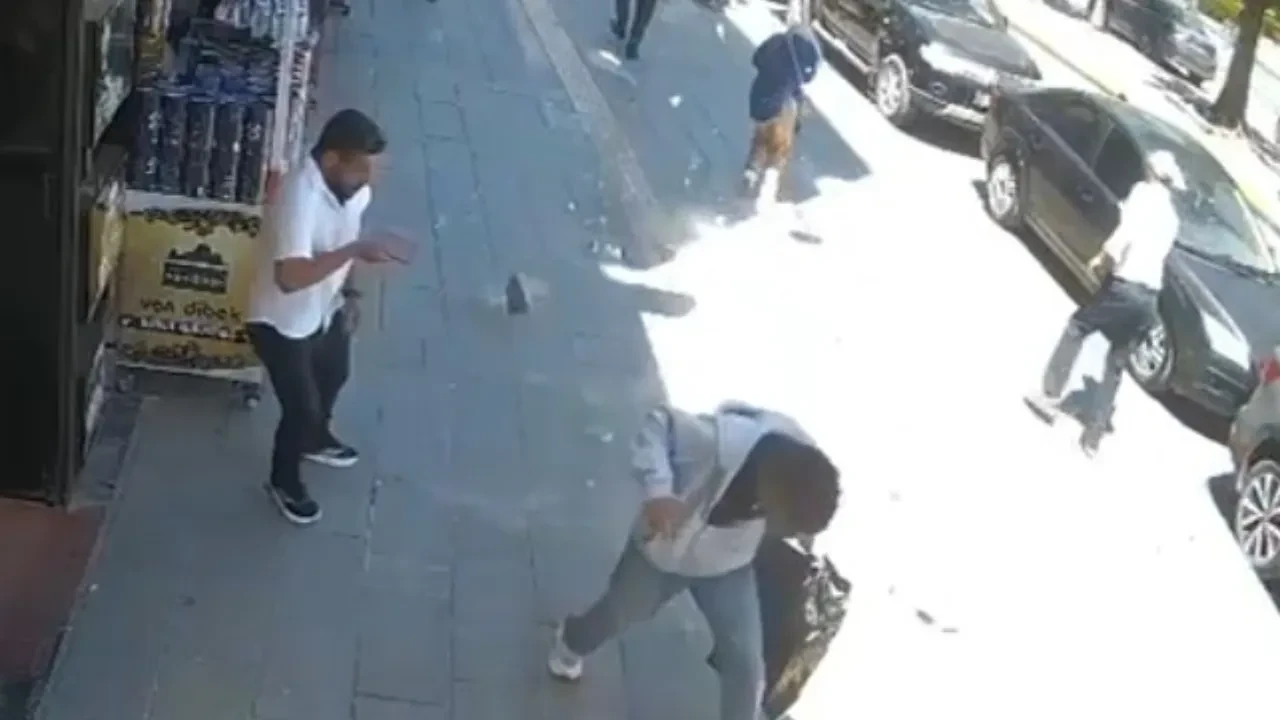 Van'ın en işlek caddesinde facianın eşiğinden dönüldü: Dev beton parçası kaldırıma düştü, vatandaşlar saniyelerle kurtuldu!