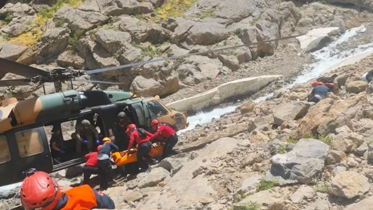 Şelalede ölümle burun buruna: 800 metre taşınarak kurtarıldı